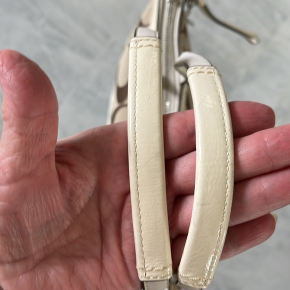 Coach Signature C pattern ivory stripe Like New shoulder bag  ivory leather Trim - Picture 10 of 16